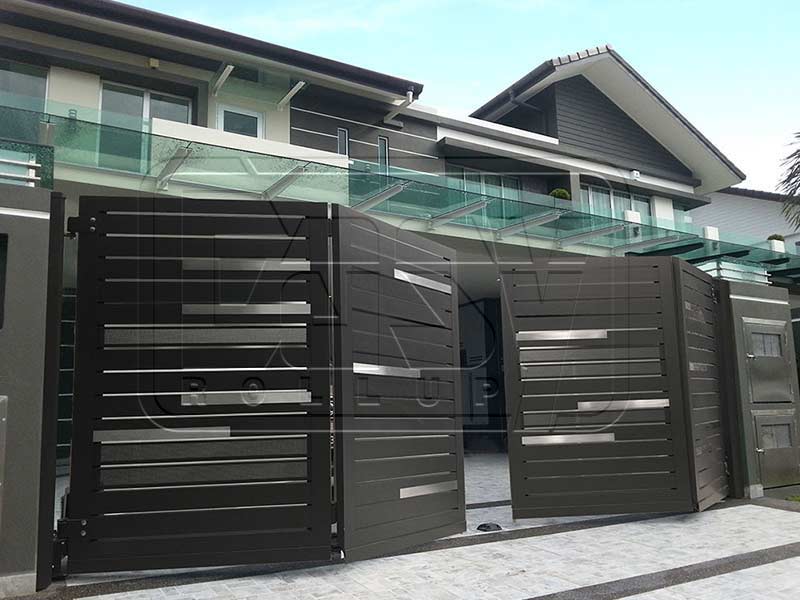 Folding garage door with 4 operable panels